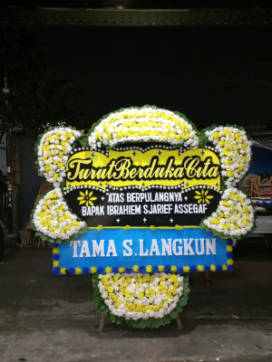 Papan Bunga Duka di Kepala Madan